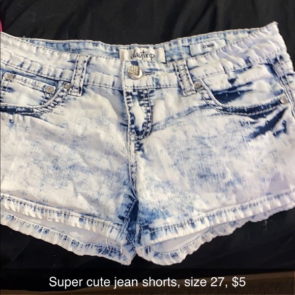 Woman’s shorts - Picture 6 of 12